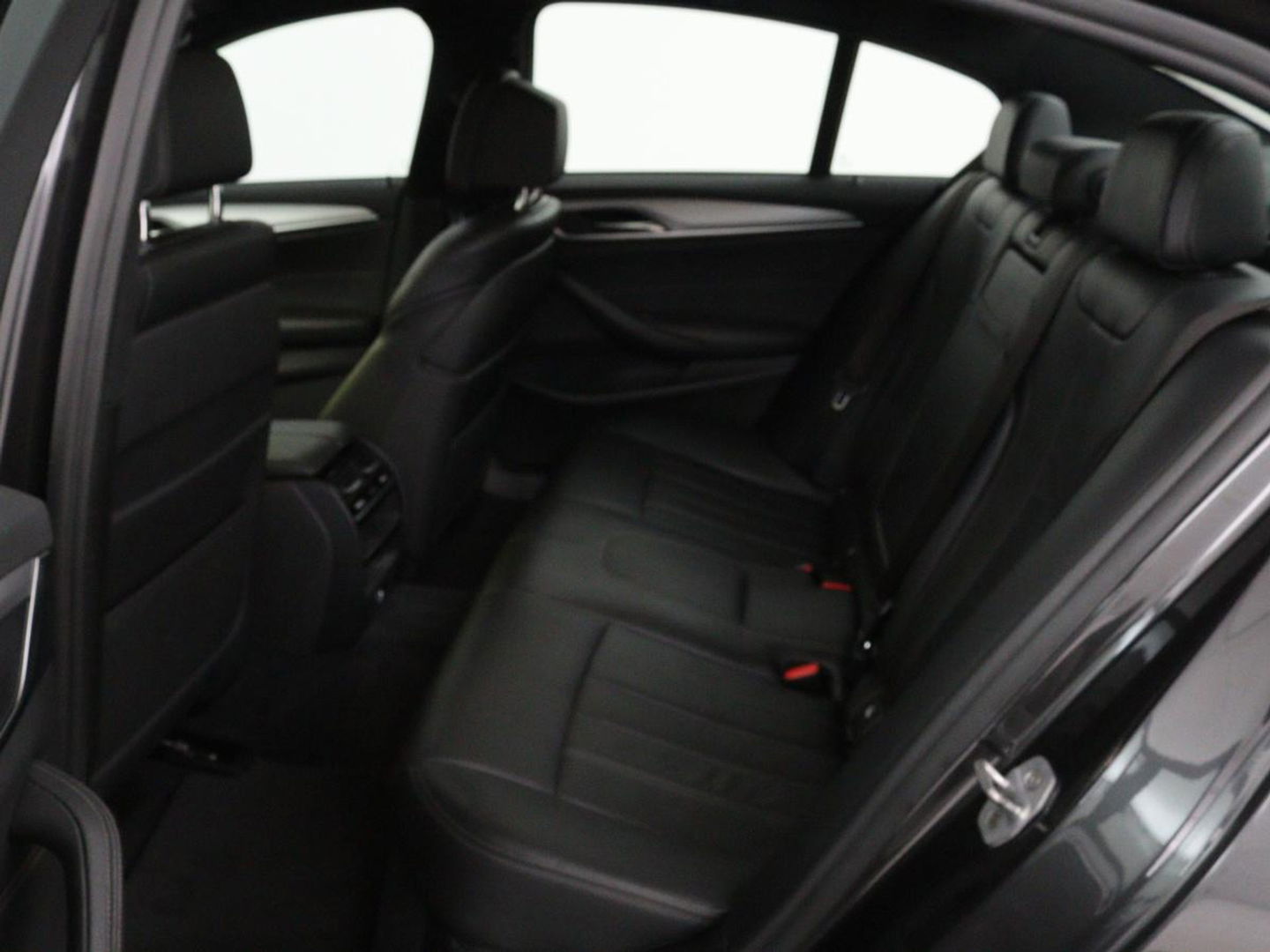 BMW 5 Serie 520i High Executive | M-Sport | Leder | Stoelverwarming | Trekhaak | 20'' | Adaptief LED | Comfortstoelen | Navigatie | Parkeerhulp | Memory