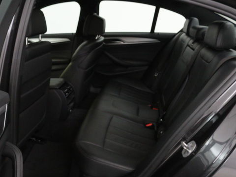 BMW 5 Serie 520i High Executive | M-Sport | Leder | Stoelverwarming | Trekhaak | 20'' | Adaptief LED | Comfortstoelen | Navigatie | Parkeerhulp | Memory