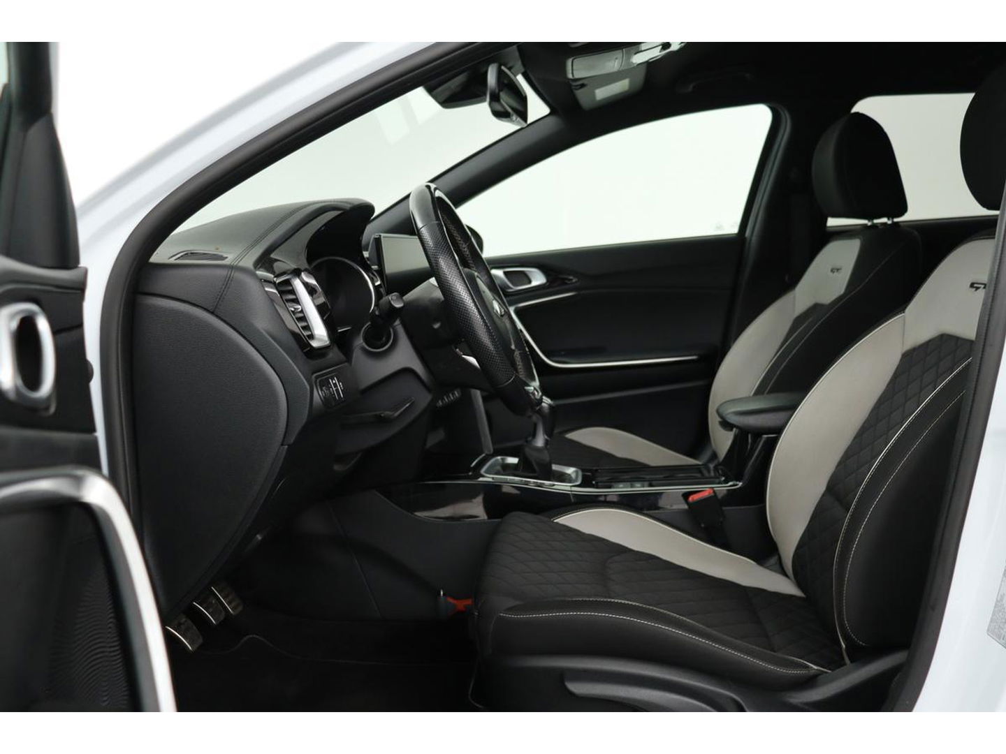 Kia Ceed 1.0 T-GDi GT-Line | Trekhaak | Stoel & stuurverwarming | Camera | Carplay | Park Assist | Navigatie | Keyless | Full LED