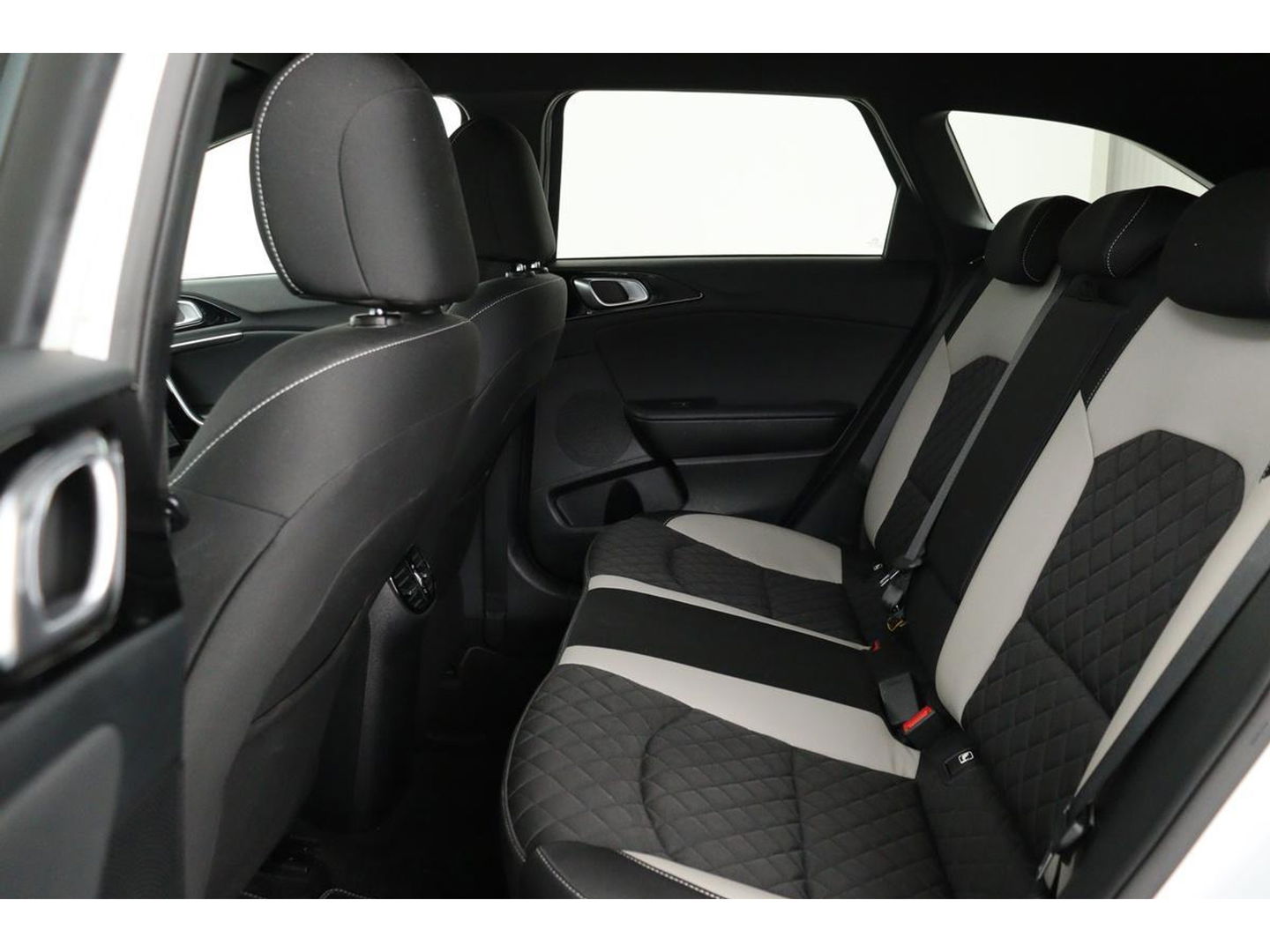 Kia Ceed 1.0 T-GDi GT-Line | Trekhaak | Stoel & stuurverwarming | Camera | Carplay | Park Assist | Navigatie | Keyless | Full LED