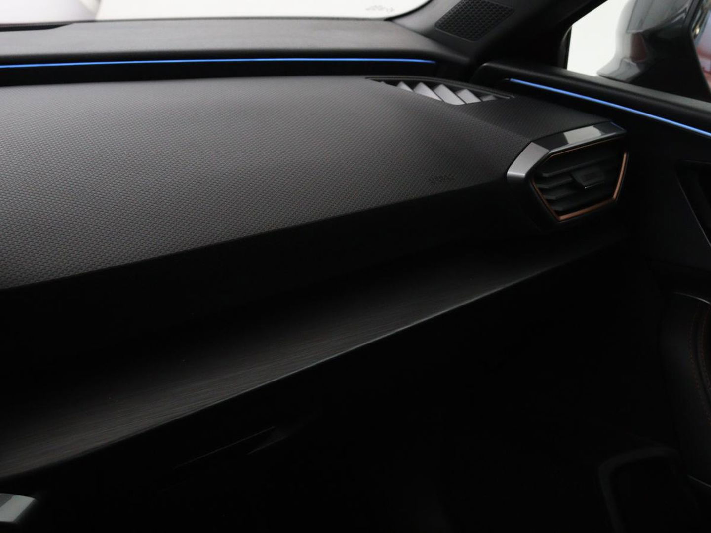CUPRA Leon 1.4 e-Hybrid | Stoel & stuurverwarming | Carplay | Camera | Adaptive cruise | Sfeerverlichting | Navigatie | Park Assist | Keyless | Full LED | PHEV