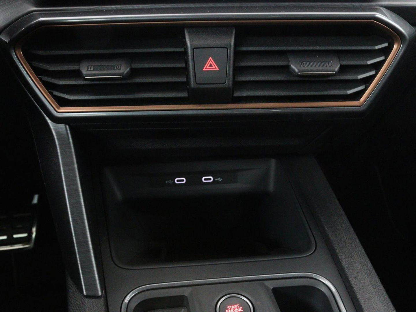 CUPRA Leon 1.4 e-Hybrid | Stoel & stuurverwarming | Carplay | Camera | Adaptive cruise | Sfeerverlichting | Navigatie | Park Assist | Keyless | Full LED | PHEV