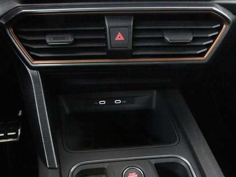 CUPRA Leon 1.4 e-Hybrid | Stoel & stuurverwarming | Carplay | Camera | Adaptive cruise | Sfeerverlichting | Navigatie | Park Assist | Keyless | Full LED | PHEV