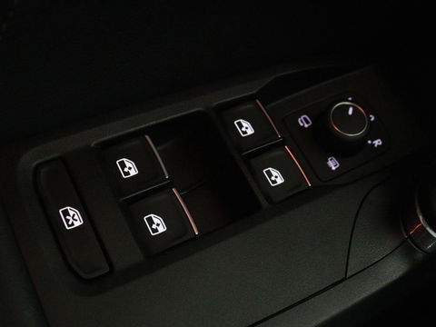 CUPRA Leon 1.4 e-Hybrid | Stoel & stuurverwarming | Carplay | Camera | Adaptive cruise | Sfeerverlichting | Navigatie | Park Assist | Keyless | Full LED | PHEV