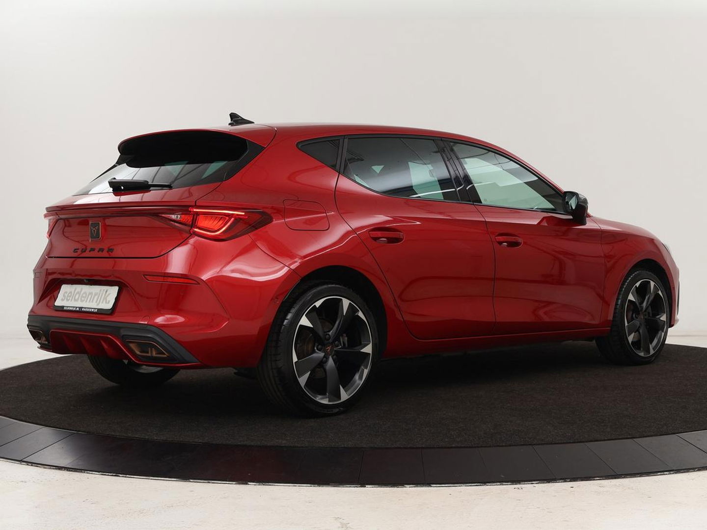 CUPRA Leon 1.4 e-Hybrid | Stoel & stuurverwarming | Carplay | Camera | Adaptive cruise | Sfeerverlichting | Navigatie | Park Assist | Keyless | Full LED | PHEV