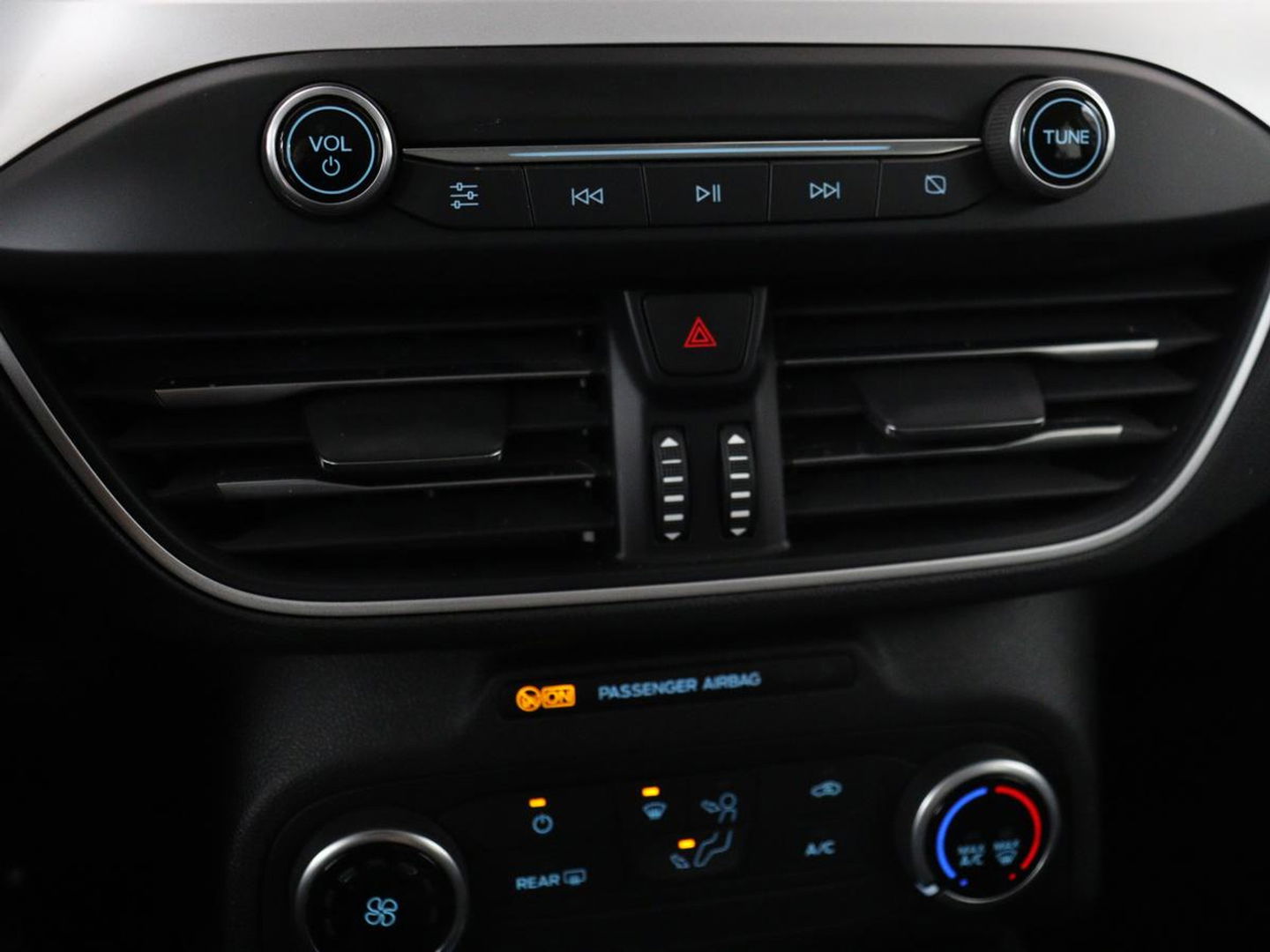 Ford Focus 1.0 EcoBoost Hybrid Trend Edition Business | Camera | Carplay | Full LED | Navigatie | Sportstoelen | Airco | Cruise control | Parkeerhulp | Bluetooth