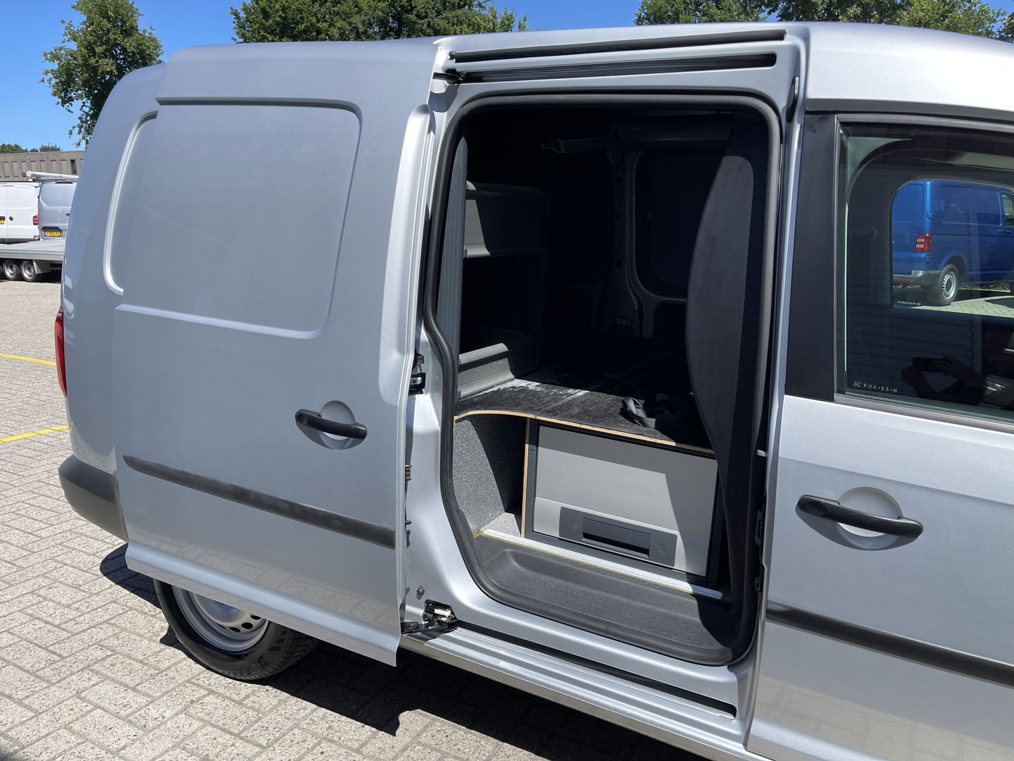 Volkswagen Caddy 2.0 TDI 102pk L2H1 BMT Maxi Comfortline / vaste prijs rijklaar € 14.950 ex btw / lease vanaf € 252 / airco / cruise / navi / achterklep / Bott ingerichte laadruimte !
