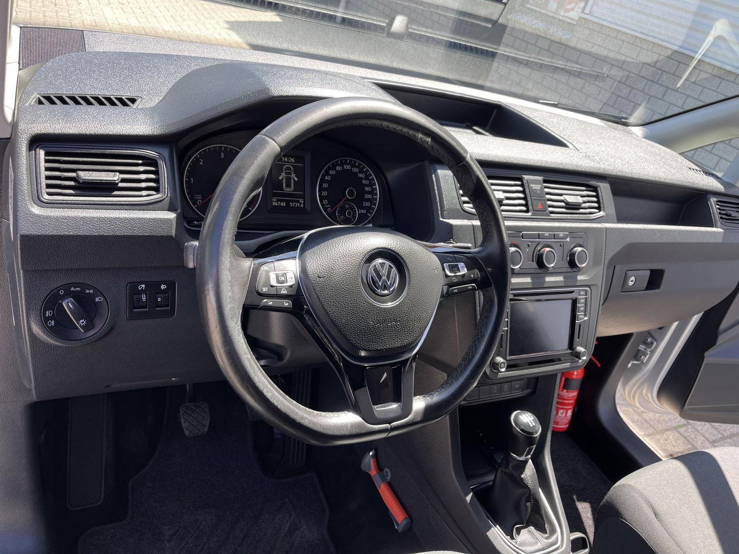 Volkswagen Caddy 2.0 TDI 102pk L2H1 BMT Maxi Comfortline / vaste prijs rijklaar € 14.950 ex btw / lease vanaf € 252 / airco / cruise / navi / achterklep / Bott ingerichte laadruimte !