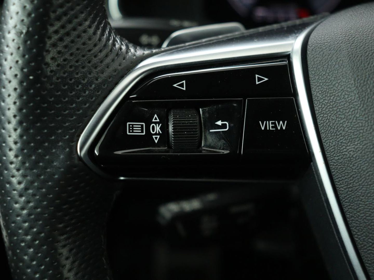 Audi A6 55 TFSIe S Line | 367pk | Trekhaak | Stoel & stuurverwarming | Adaptive cruise | Camera | Matrix LED | Carplay | Sportstoelen | Half leder | Navigatie