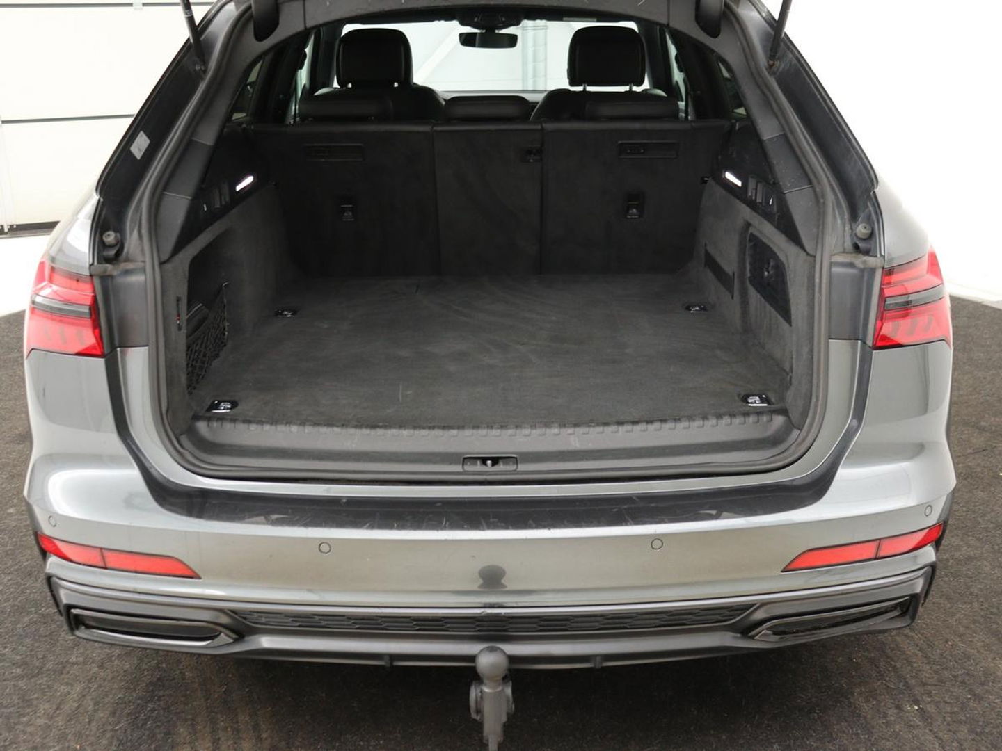 Audi A6 55 TFSIe S Line | 367pk | Trekhaak | Stoel & stuurverwarming | Adaptive cruise | Camera | Matrix LED | Carplay | Sportstoelen | Half leder | Navigatie