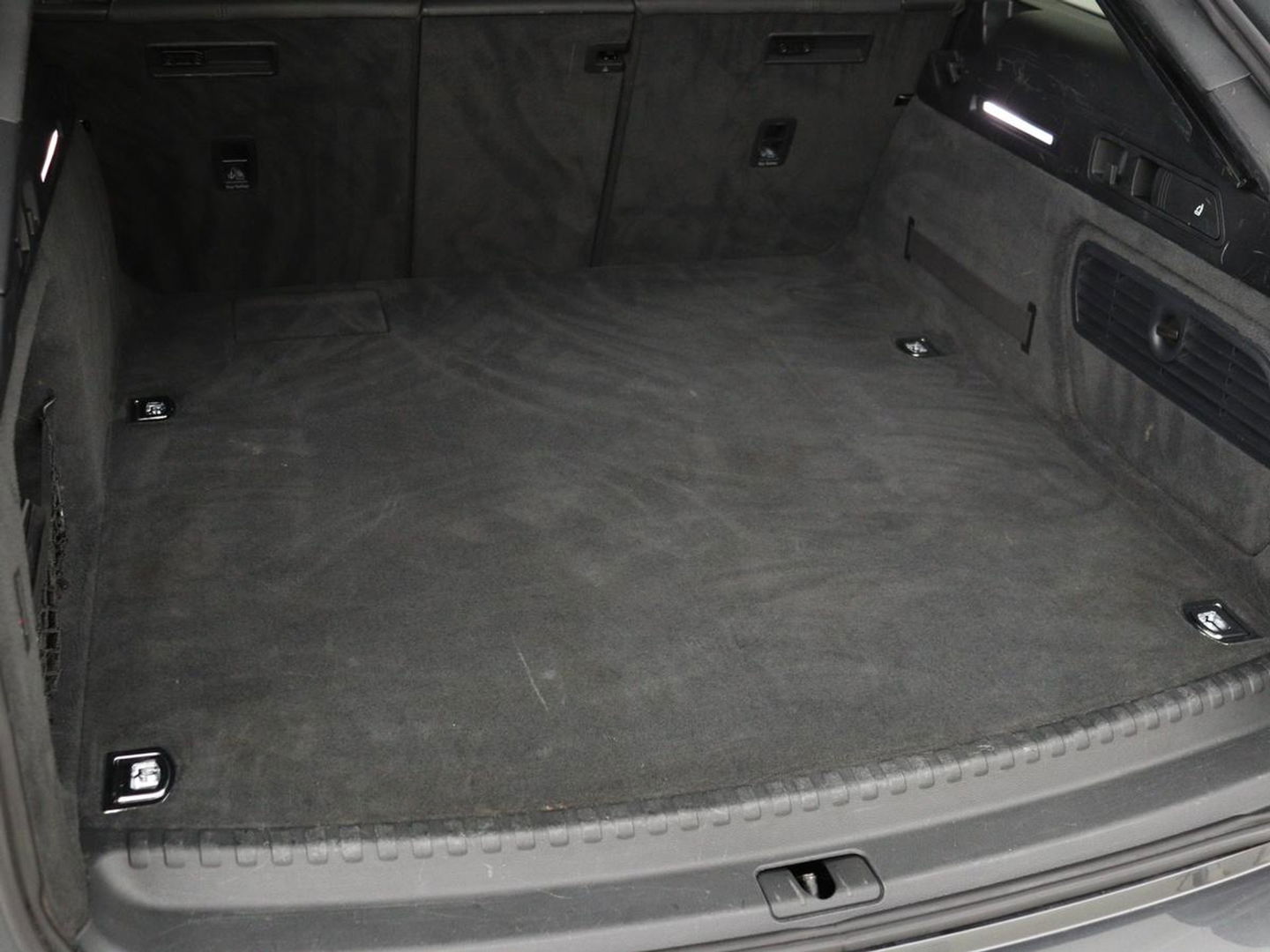 Audi A6 55 TFSIe S Line | 367pk | Trekhaak | Stoel & stuurverwarming | Adaptive cruise | Camera | Matrix LED | Carplay | Sportstoelen | Half leder | Navigatie