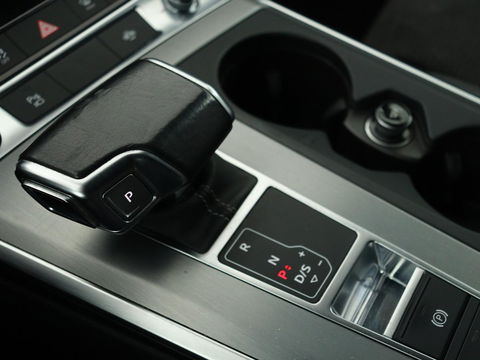Audi A6 55 TFSIe S Line | 367pk | Trekhaak | Stoel & stuurverwarming | Adaptive cruise | Camera | Matrix LED | Carplay | Sportstoelen | Half leder | Navigatie