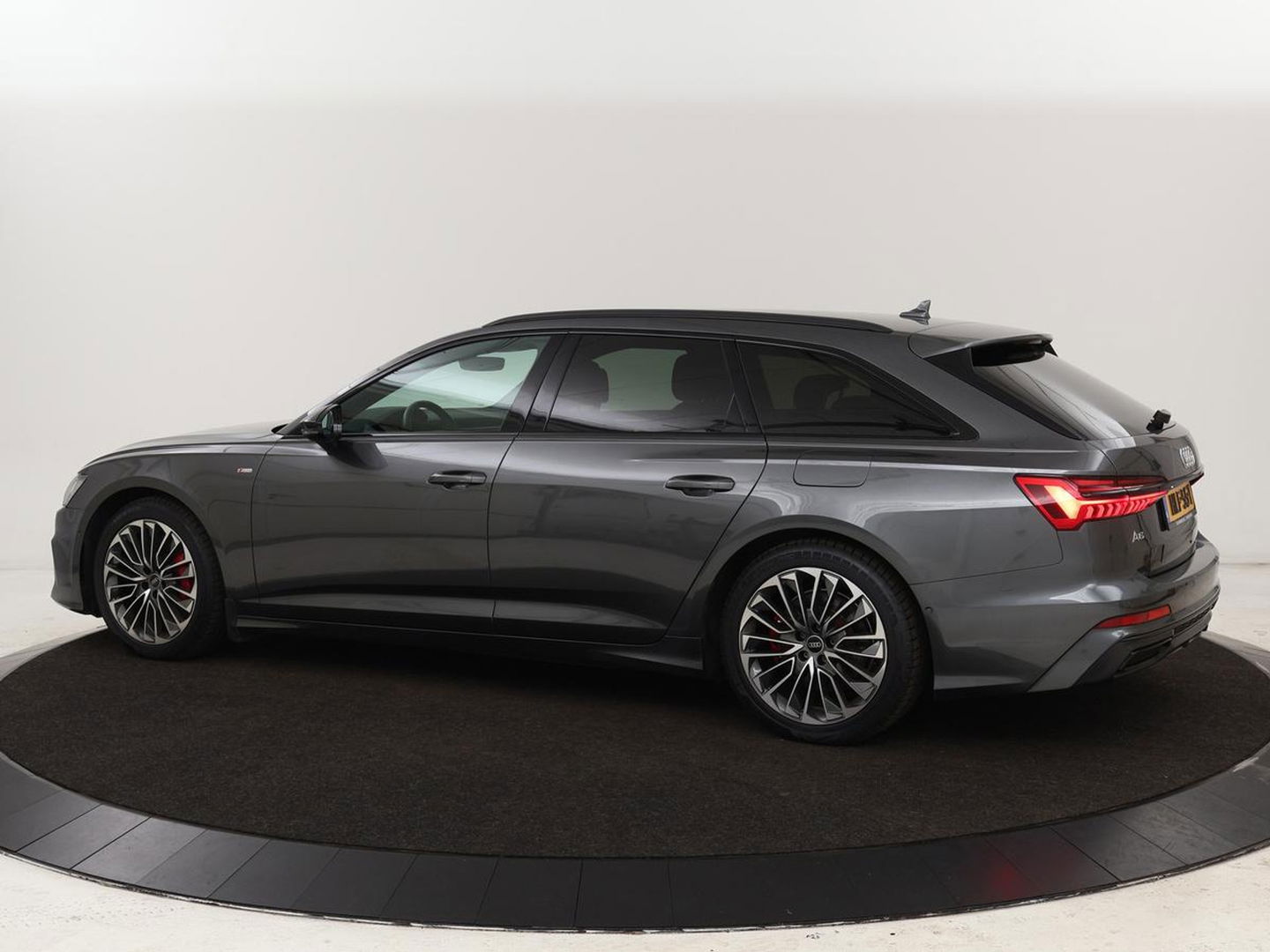 Audi A6 55 TFSIe S Line | 367pk | Trekhaak | Stoel & stuurverwarming | Adaptive cruise | Camera | Matrix LED | Carplay | Sportstoelen | Half leder | Navigatie