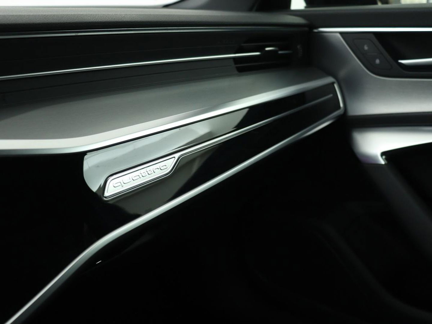 Audi A6 55 TFSIe S Line | 367pk | Trekhaak | Stoel & stuurverwarming | Adaptive cruise | Camera | Matrix LED | Carplay | Sportstoelen | Half leder | Navigatie