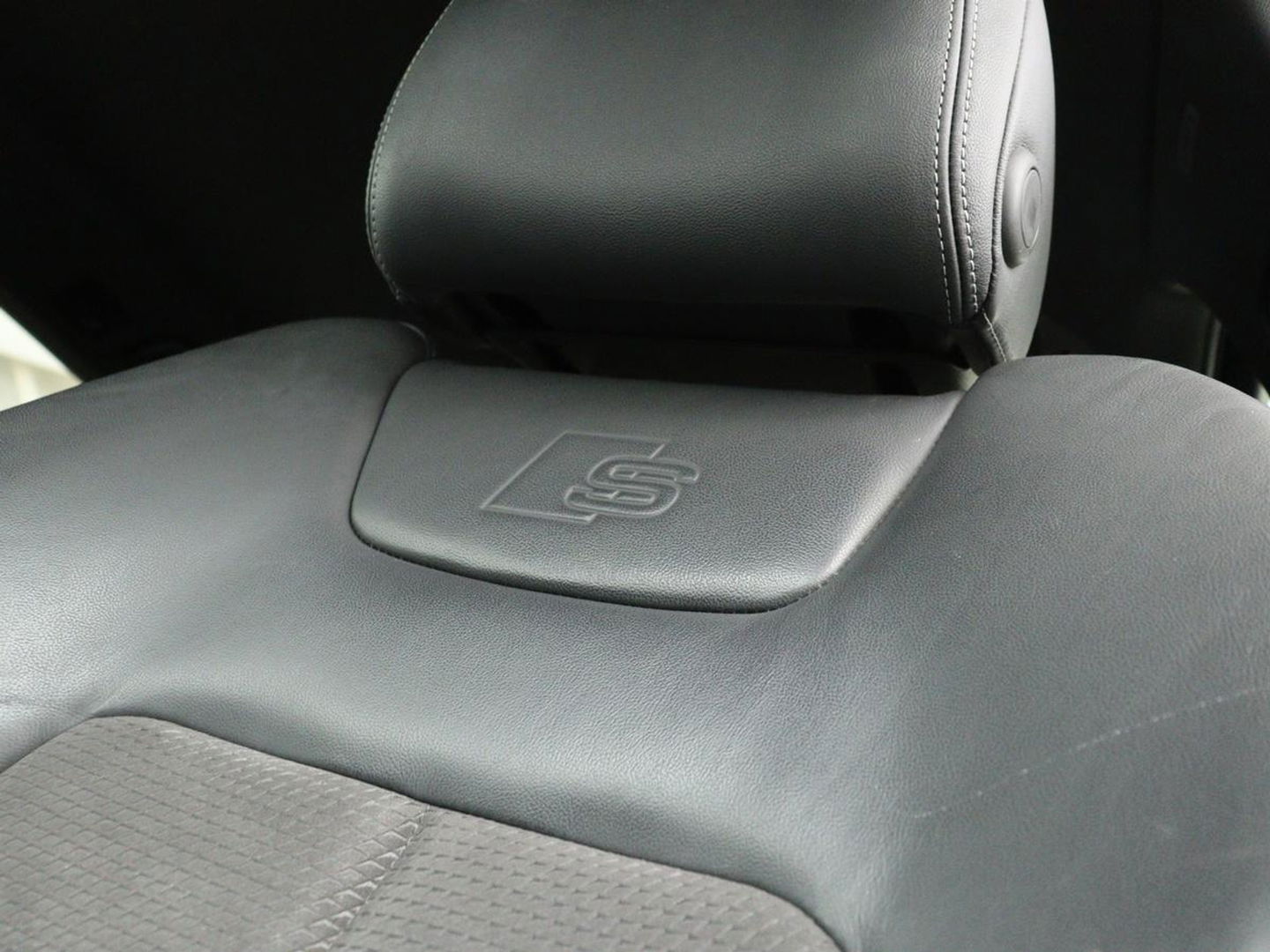 Audi A6 55 TFSIe S Line | 367pk | Trekhaak | Stoel & stuurverwarming | Adaptive cruise | Camera | Matrix LED | Carplay | Sportstoelen | Half leder | Navigatie