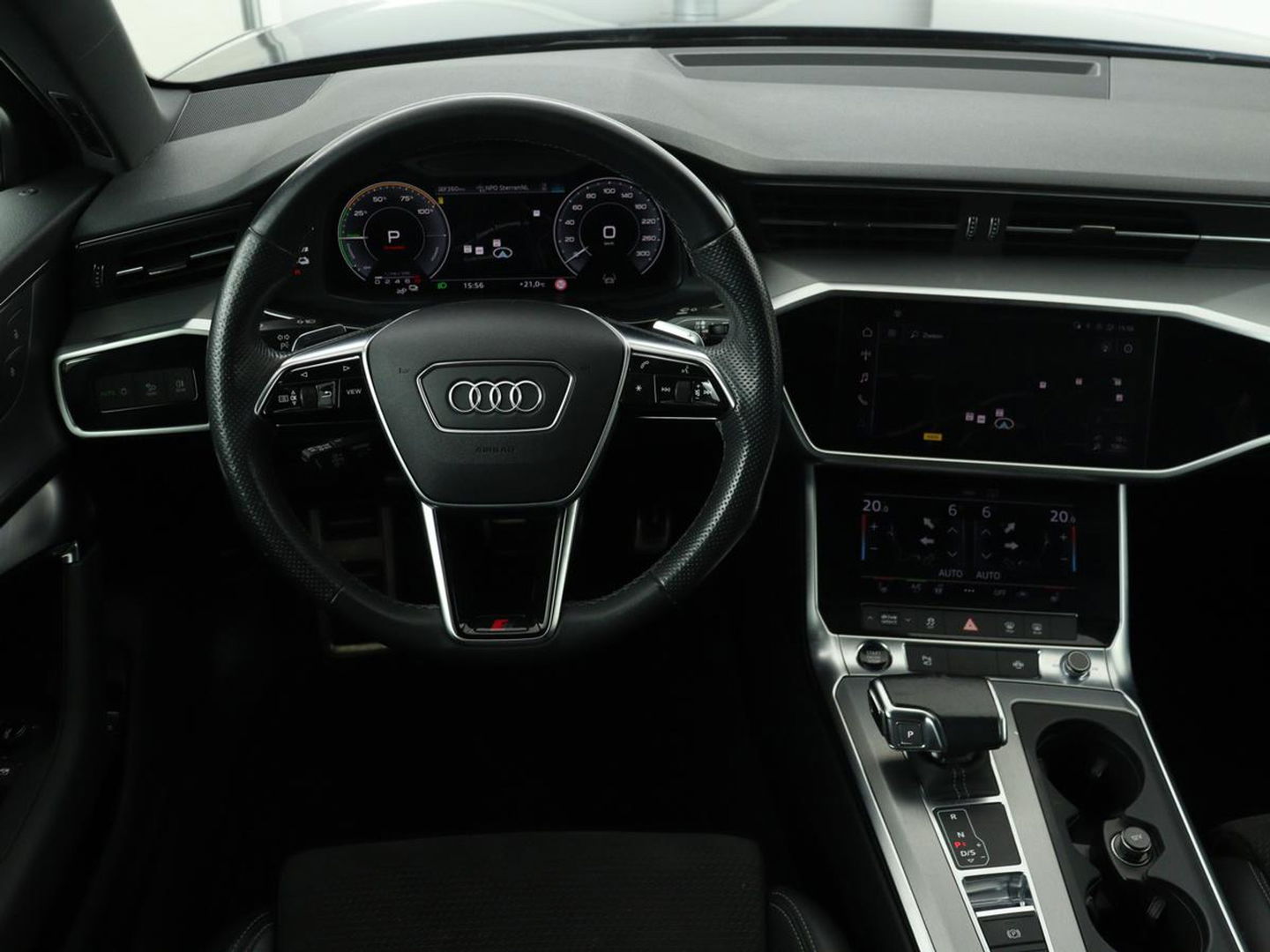 Audi A6 55 TFSIe S Line | 367pk | Trekhaak | Stoel & stuurverwarming | Adaptive cruise | Camera | Matrix LED | Carplay | Sportstoelen | Half leder | Navigatie