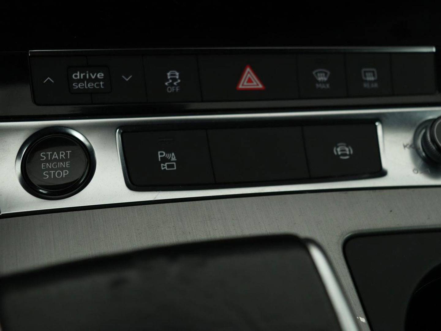 Audi A6 55 TFSIe S Line | 367pk | Trekhaak | Stoel & stuurverwarming | Adaptive cruise | Camera | Matrix LED | Carplay | Sportstoelen | Half leder | Navigatie