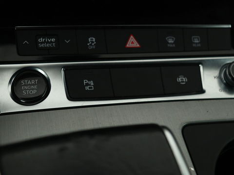 Audi A6 55 TFSIe S Line | 367pk | Trekhaak | Stoel & stuurverwarming | Adaptive cruise | Camera | Matrix LED | Carplay | Sportstoelen | Half leder | Navigatie
