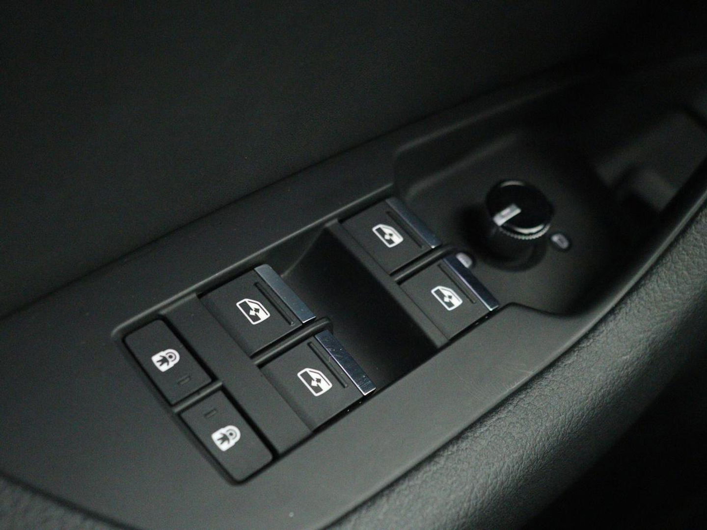 Audi A6 55 TFSIe S Line | 367pk | Trekhaak | Stoel & stuurverwarming | Adaptive cruise | Camera | Matrix LED | Carplay | Sportstoelen | Half leder | Navigatie