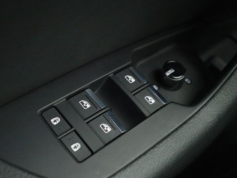 Audi A6 55 TFSIe S Line | 367pk | Trekhaak | Stoel & stuurverwarming | Adaptive cruise | Camera | Matrix LED | Carplay | Sportstoelen | Half leder | Navigatie