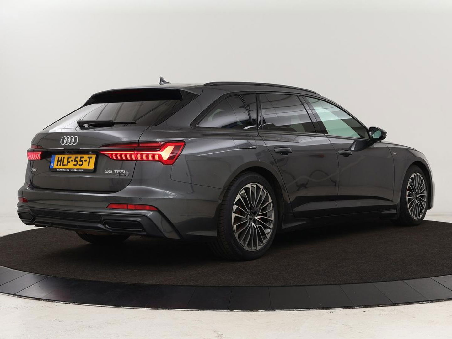 Audi A6 55 TFSIe S Line | 367pk | Trekhaak | Stoel & stuurverwarming | Adaptive cruise | Camera | Matrix LED | Carplay | Sportstoelen | Half leder | Navigatie