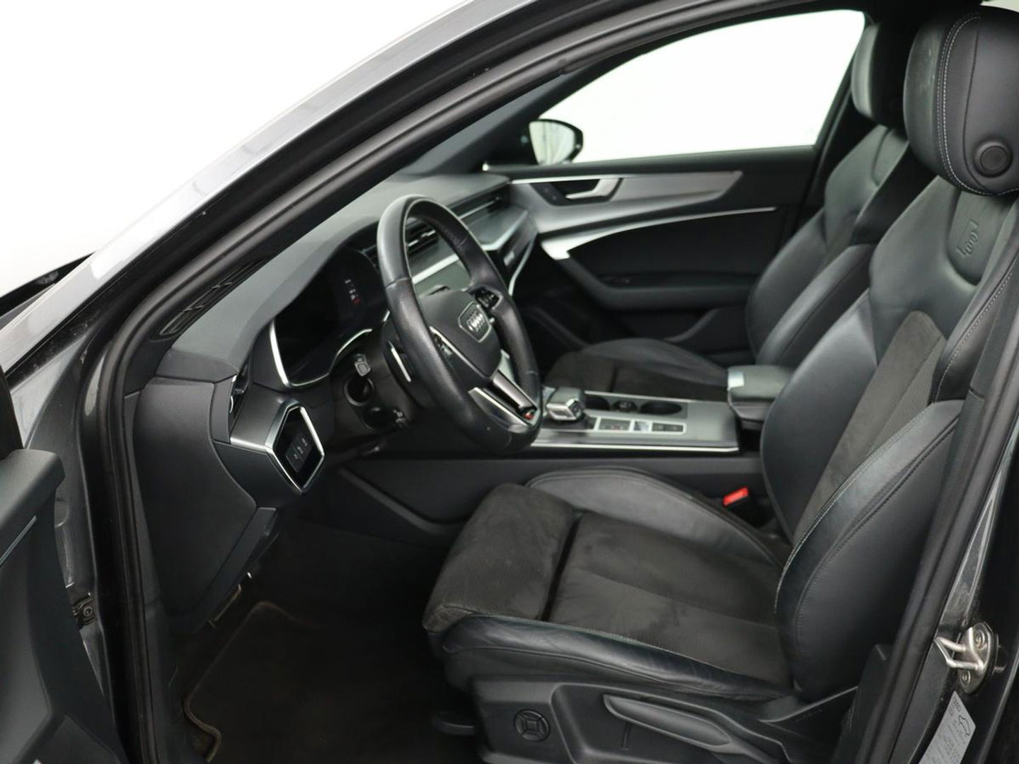 Audi A6 55 TFSIe S Line | 367pk | Trekhaak | Stoel & stuurverwarming | Adaptive cruise | Camera | Matrix LED | Carplay | Sportstoelen | Half leder | Navigatie