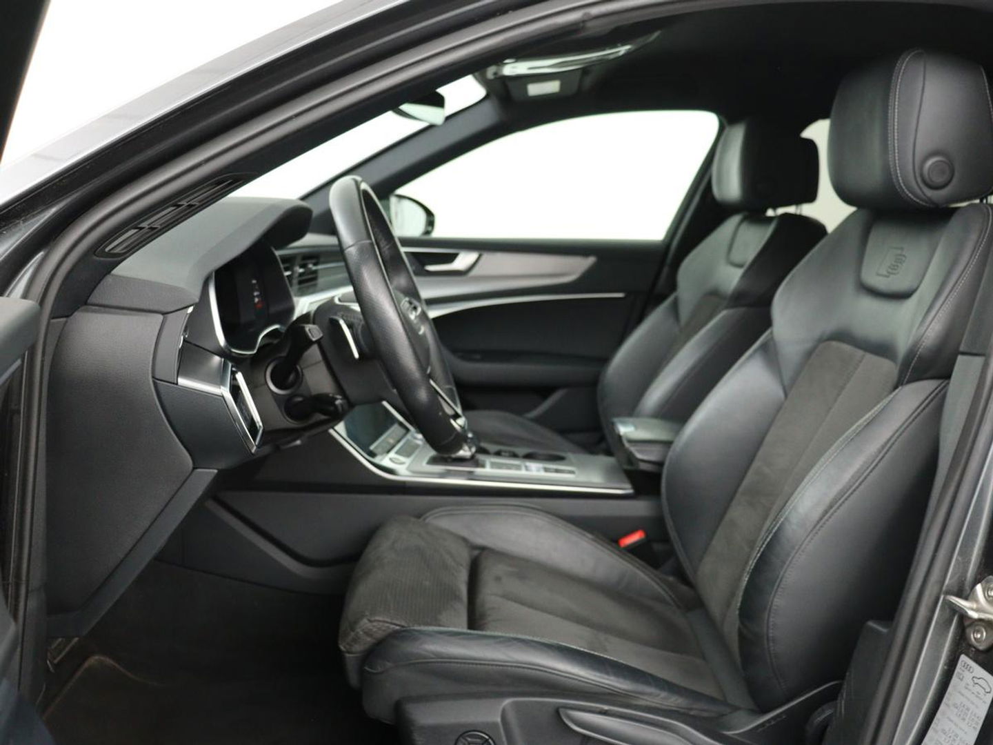 Audi A6 55 TFSIe S Line | 367pk | Trekhaak | Stoel & stuurverwarming | Adaptive cruise | Camera | Matrix LED | Carplay | Sportstoelen | Half leder | Navigatie