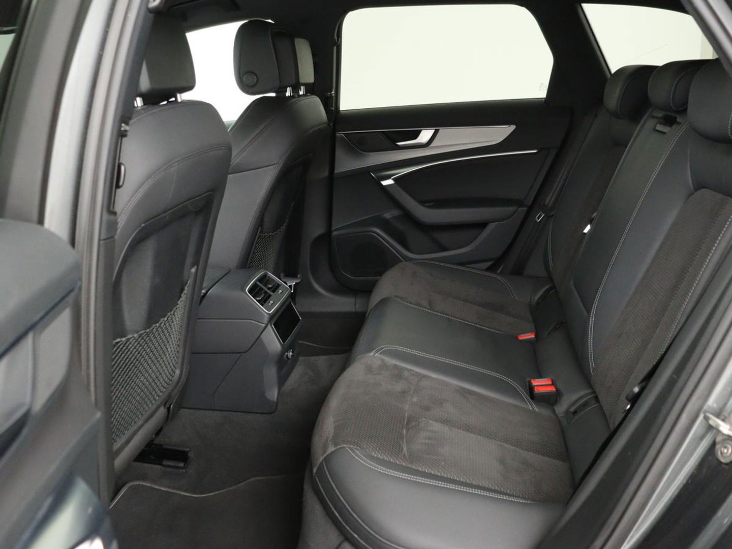 Audi A6 55 TFSIe S Line | 367pk | Trekhaak | Stoel & stuurverwarming | Adaptive cruise | Camera | Matrix LED | Carplay | Sportstoelen | Half leder | Navigatie