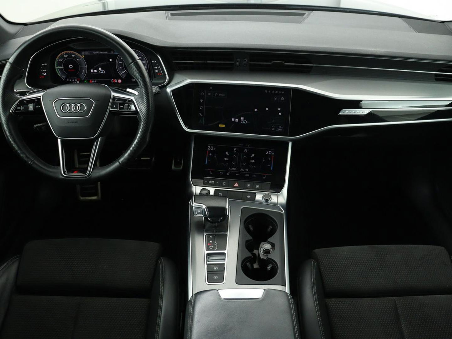 Audi A6 55 TFSIe S Line | 367pk | Trekhaak | Stoel & stuurverwarming | Adaptive cruise | Camera | Matrix LED | Carplay | Sportstoelen | Half leder | Navigatie