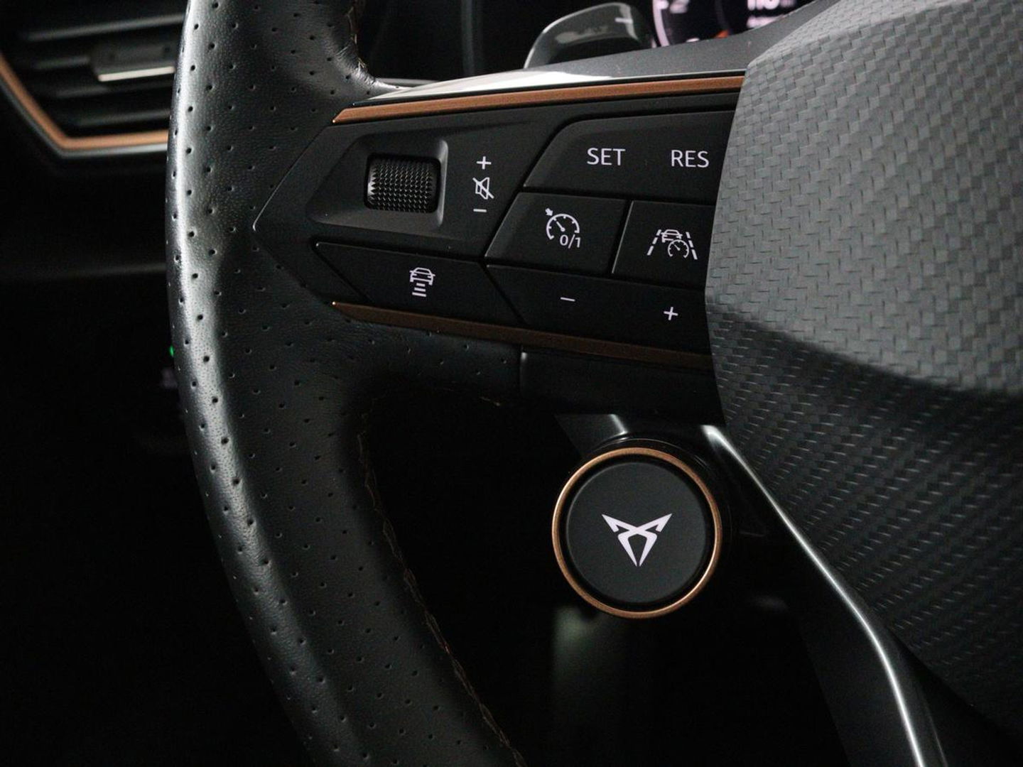 CUPRA Formentor 2.0 TSI VZ | 310pk | Panoramadak | Leder | Trekhaak | Stoel & stuurverwarming | Carplay | Adaptive cruise | Camera | Keyless | Full LED | Sportstoelen