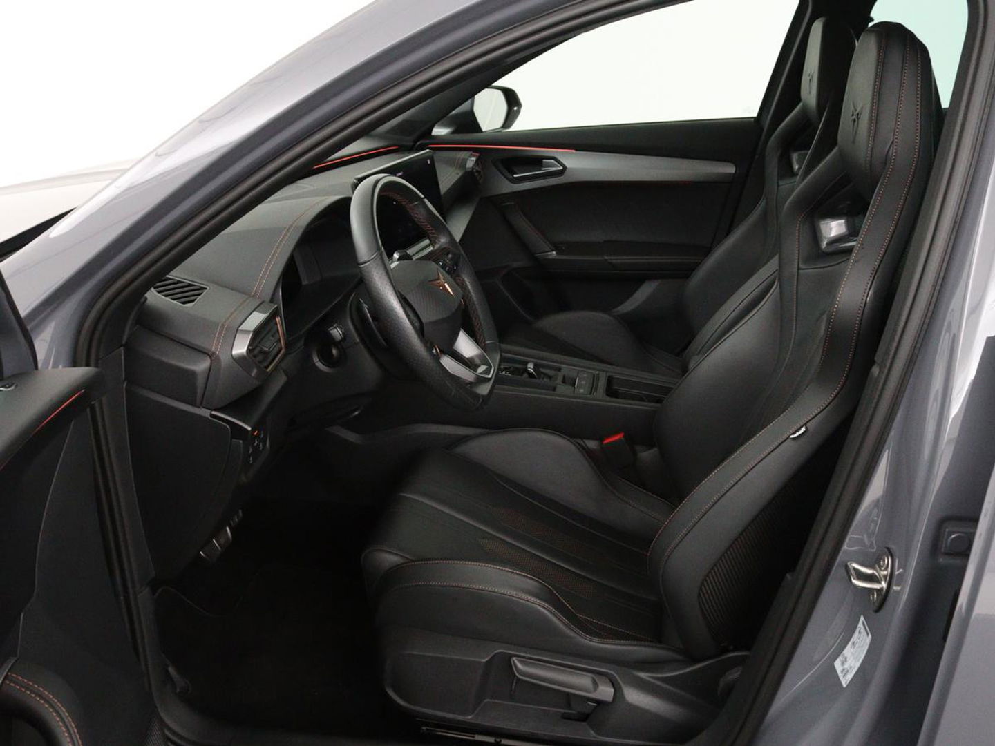 CUPRA Formentor 2.0 TSI VZ | 310pk | Panoramadak | Leder | Trekhaak | Stoel & stuurverwarming | Carplay | Adaptive cruise | Camera | Keyless | Full LED | Sportstoelen
