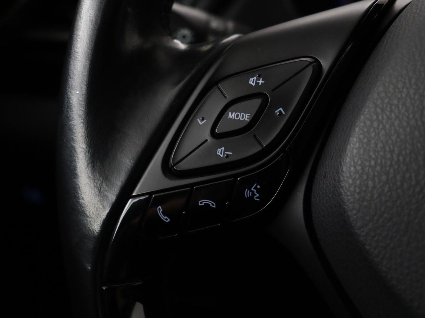 Toyota C-HR 1.8 Hybrid Style | Stoelverwarming | Navigatie | Adaptive cruise | Camera | Trekhaak | JBL audio | Dodehoek detectie | Keyless