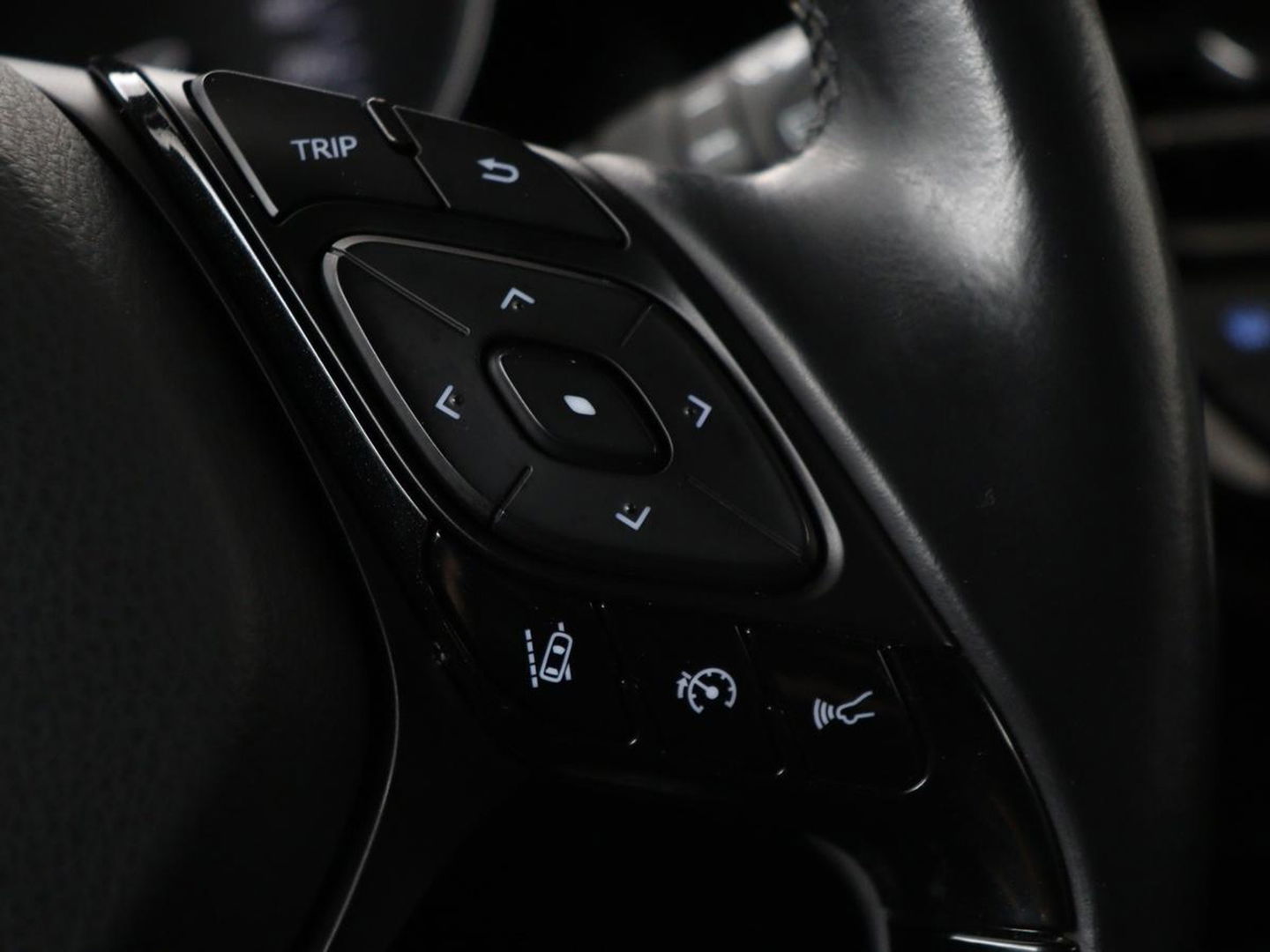 Toyota C-HR 1.8 Hybrid Style | Stoelverwarming | Navigatie | Adaptive cruise | Camera | Trekhaak | JBL audio | Dodehoek detectie | Keyless
