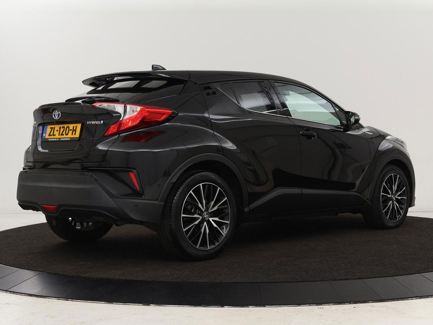 Toyota C-HR 1.8 Hybrid Style | Stoelverwarming | Navigatie | Adaptive cruise | Camera | Trekhaak | JBL audio | Dodehoek detectie | Keyless