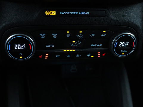 Ford Focus 1.0 EcoBoost Hybrid Titanium Style | Stoel & stuurverwarming | Camera | Full LED | Carplay | Climate control | Navigatie | Park Assist | Getint glas