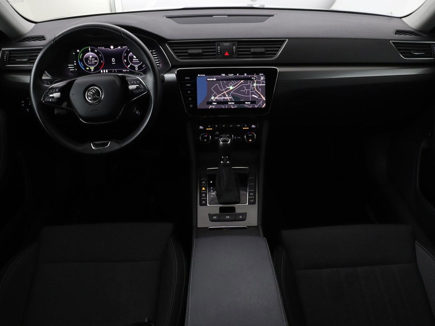 Škoda Superb 1.4 TSI iV Business Edition Plus | Panoramadak | Stoel & stuurverwarming | Adaptive cruise | Virtual Cockpit | Canton Sound | Memory | Carplay | Achterbankverwarming | Navigatie