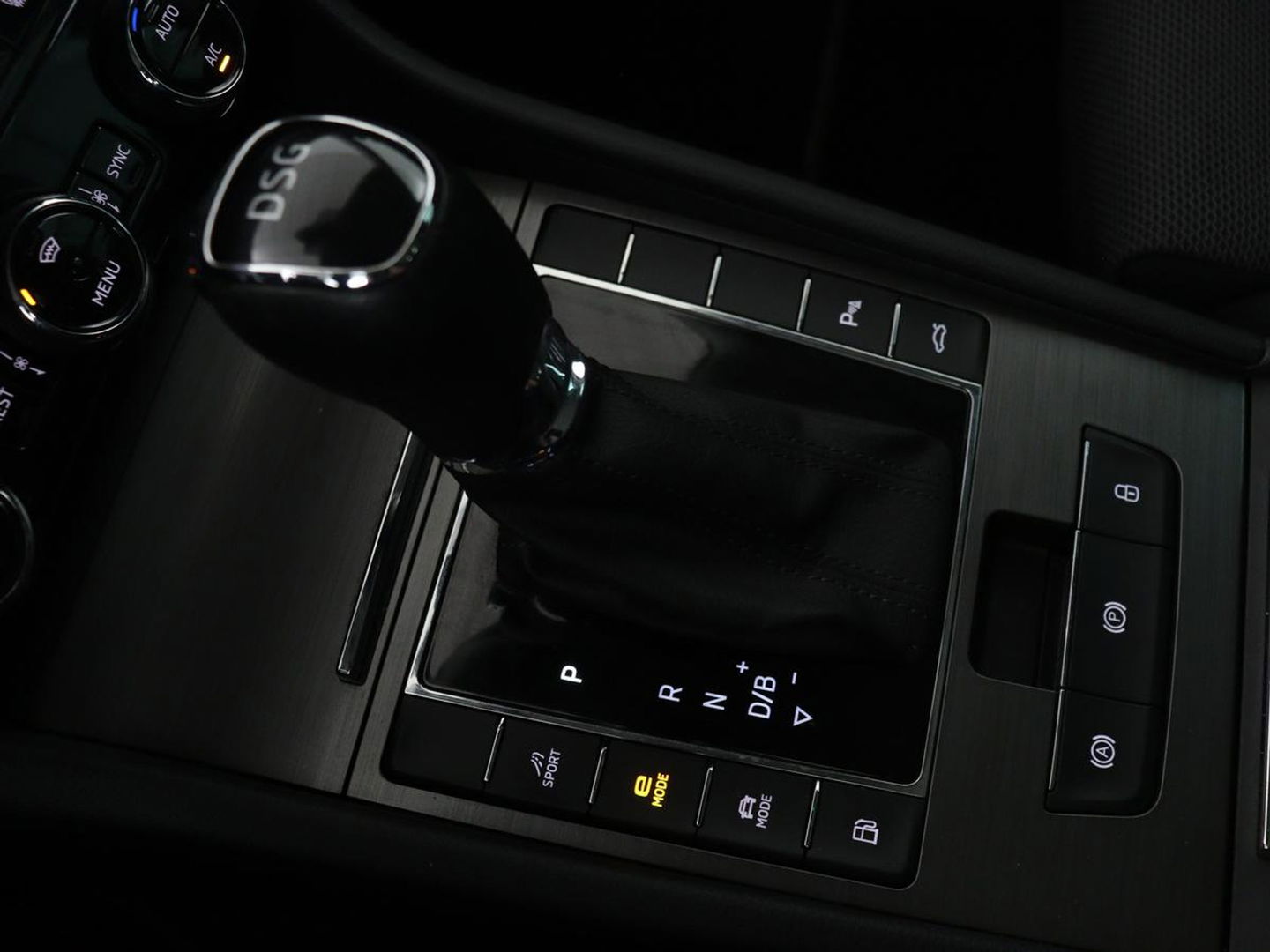 Škoda Superb 1.4 TSI iV Business Edition Plus | Panoramadak | Stoel & stuurverwarming | Adaptive cruise | Virtual Cockpit | Canton Sound | Memory | Carplay | Achterbankverwarming | Navigatie