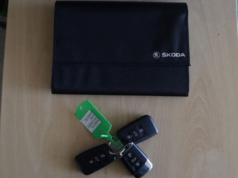 Škoda Superb 1.4 TSI iV Business Edition Plus | Panoramadak | Stoel & stuurverwarming | Adaptive cruise | Virtual Cockpit | Canton Sound | Memory | Carplay | Achterbankverwarming | Navigatie