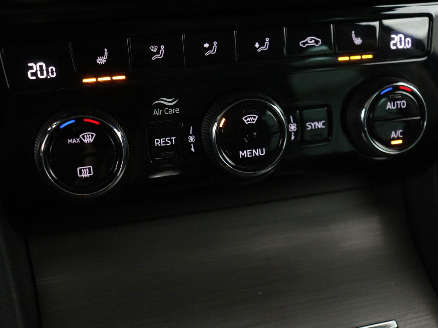 Škoda Superb 1.4 TSI iV Business Edition Plus | Panoramadak | Stoel & stuurverwarming | Adaptive cruise | Virtual Cockpit | Canton Sound | Memory | Carplay | Achterbankverwarming | Navigatie