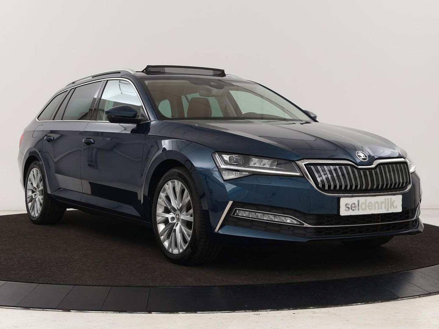 Škoda Superb 1.4 TSI iV Business Edition Plus | Panoramadak | Stoel & stuurverwarming | Adaptive cruise | Virtual Cockpit | Canton Sound | Memory | Carplay | Achterbankverwarming | Navigatie