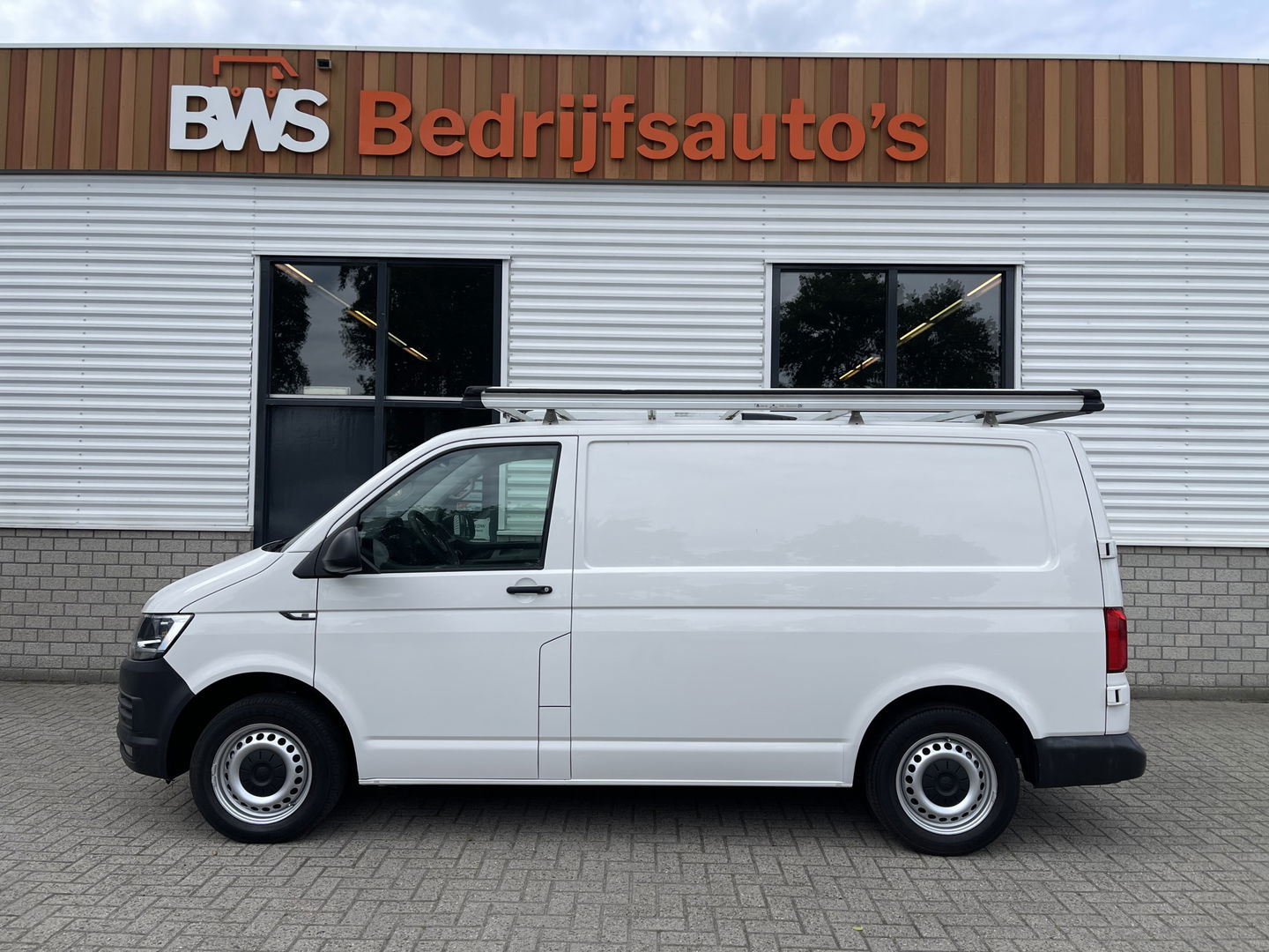 Volkswagen Transporter 2.0 TDI 102pk L1H1 Comfortline / bpm vrij / euro 6 diesel / prijs rijklaar € 15.950 ex btw / lease vanaf € 285 / Bott ingerichte laadruimte / airco / cruise / trekhaak 2200 kg !