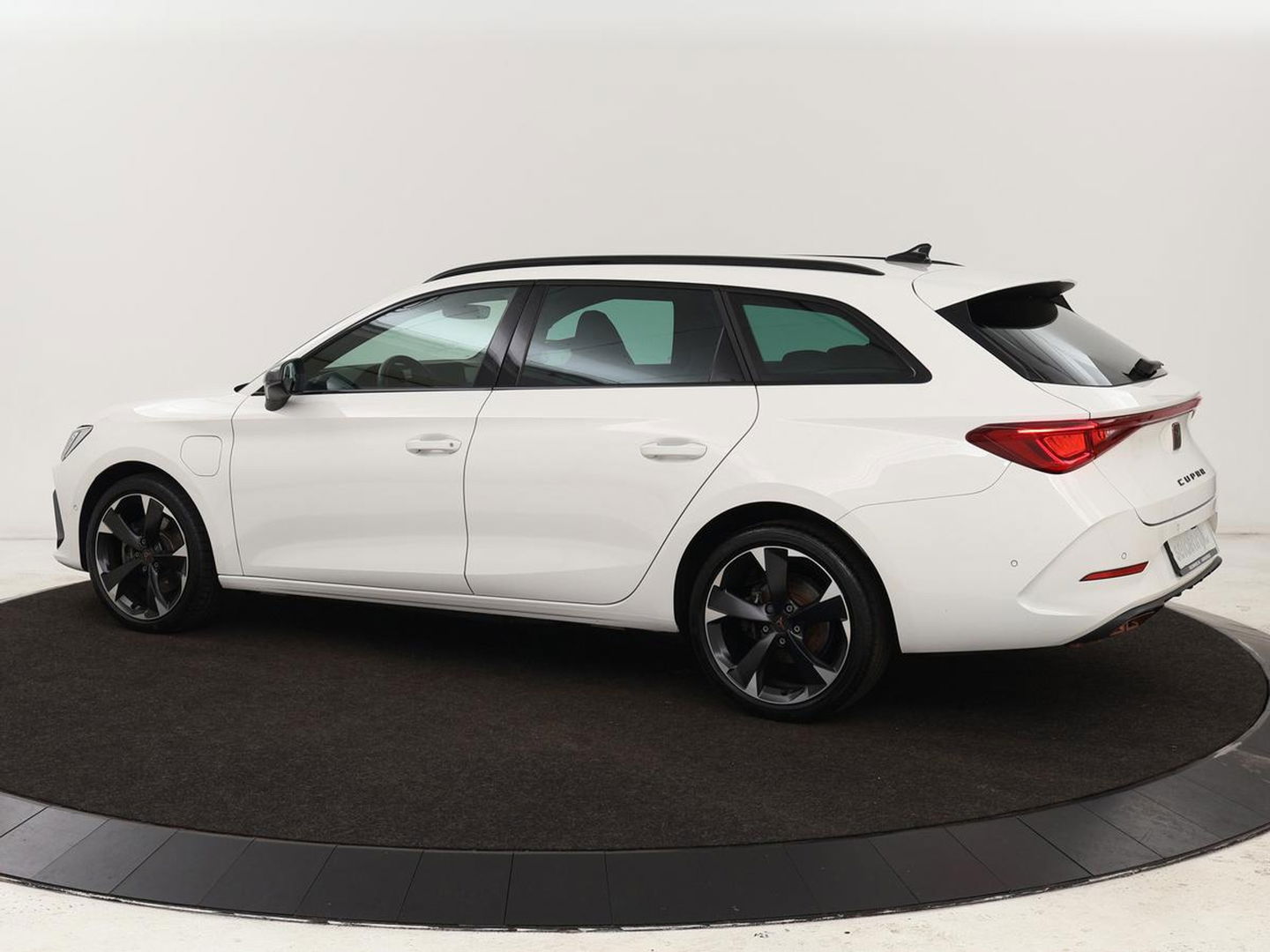CUPRA Leon 1.4 e-Hybrid | Camera | Adaptive cruise | Stuurverwarming | Navigatie | Sfeerverlichting | Keyless | Full LED | PHEV