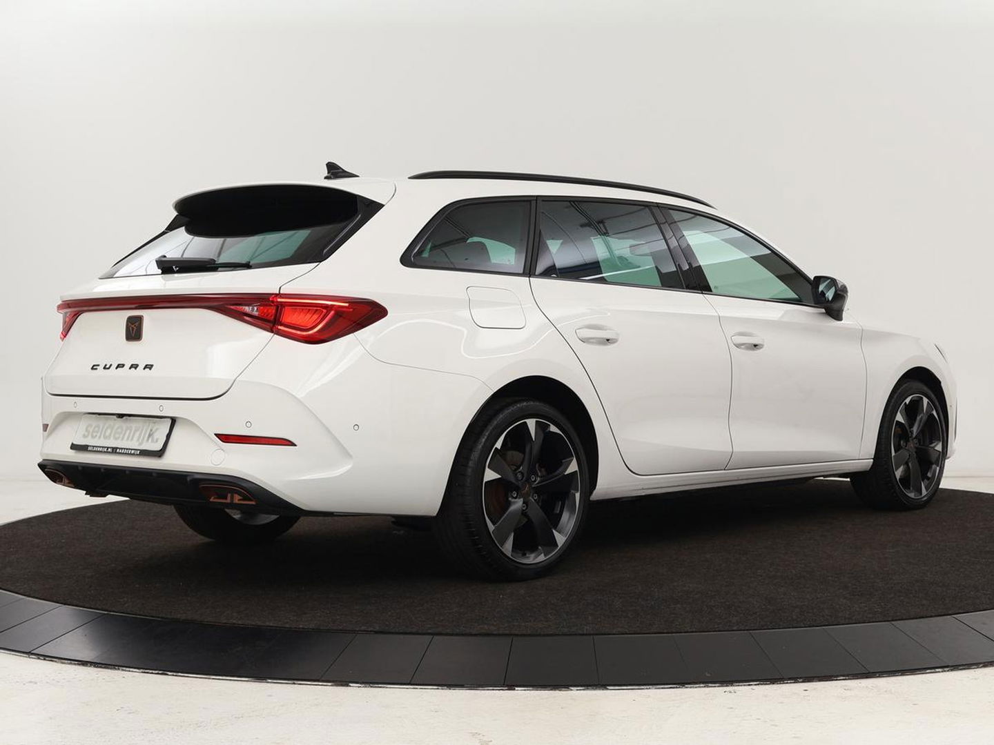 CUPRA Leon 1.4 e-Hybrid | Camera | Adaptive cruise | Stuurverwarming | Navigatie | Sfeerverlichting | Keyless | Full LED | PHEV