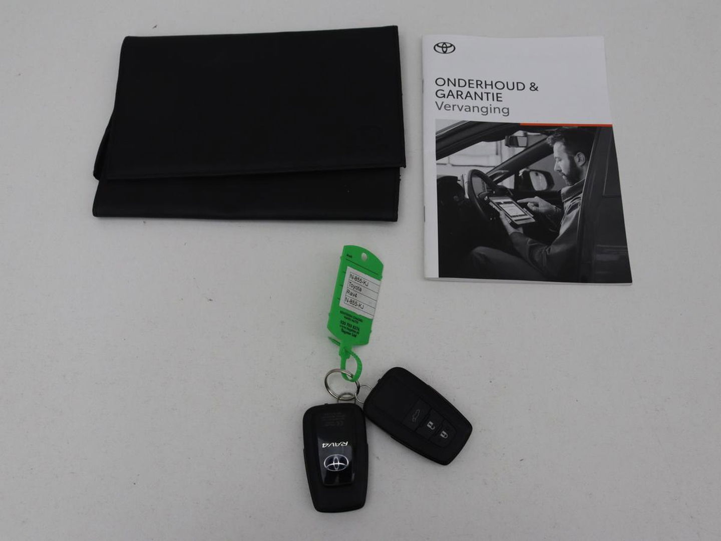 Toyota RAV4 2.5 Hybrid AWD Dynamic | Stoel & stuurverwarming | Trekhaak | Camera | Carplay | Full LED | Keyless | Navigatie