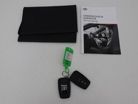 Toyota RAV4 2.5 Hybrid AWD Dynamic | Stoel & stuurverwarming | Trekhaak | Camera | Carplay | Full LED | Keyless | Navigatie