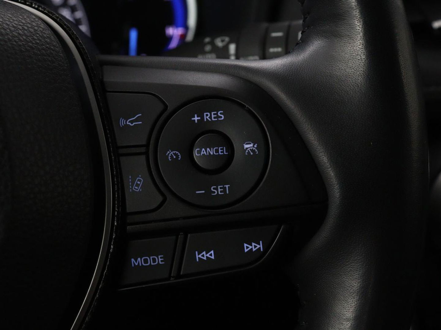 Toyota RAV4 2.5 Hybrid AWD Dynamic | Stoel & stuurverwarming | Trekhaak | Camera | Carplay | Full LED | Keyless | Navigatie