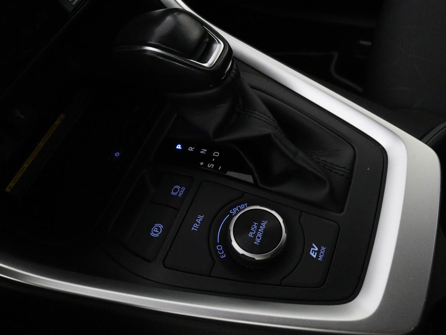 Toyota RAV4 2.5 Hybrid AWD Dynamic | Stoel & stuurverwarming | Trekhaak | Camera | Carplay | Full LED | Keyless | Navigatie