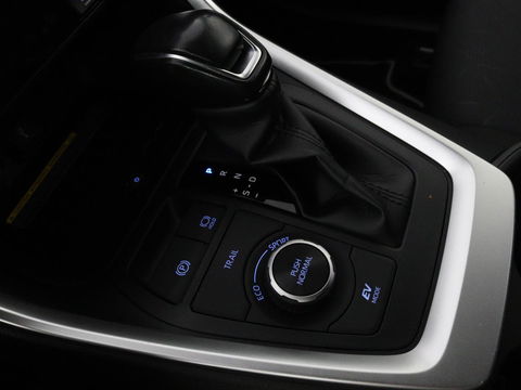 Toyota RAV4 2.5 Hybrid AWD Dynamic | Stoel & stuurverwarming | Trekhaak | Camera | Carplay | Full LED | Keyless | Navigatie
