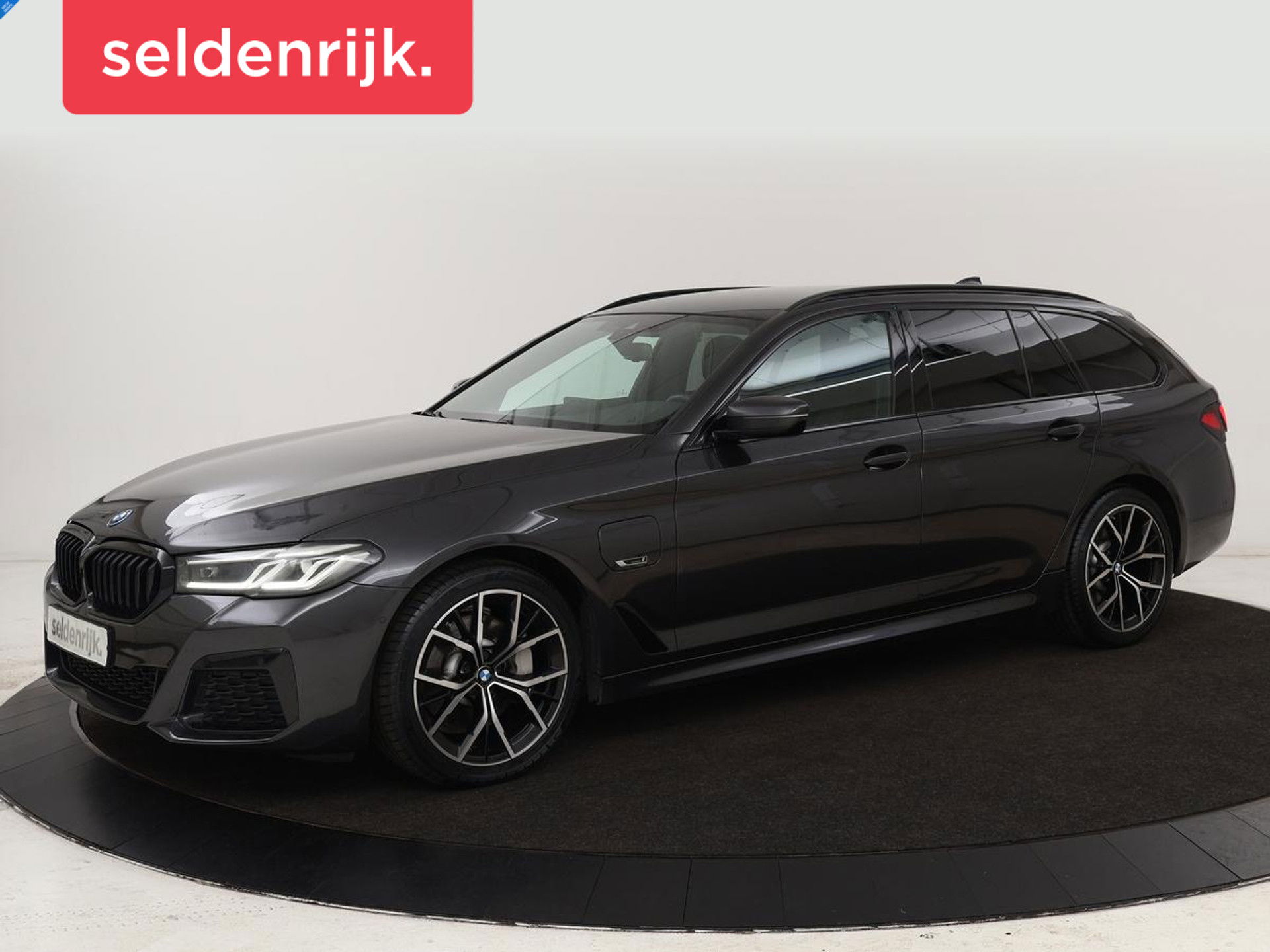 BMW 5 Serie 530e xDrive M Sport | Leder | Stoel & stuurverwarming | Sfeerverlichting | Adaptief LED | Carplay | Camera | Live cockpit | Navigatie