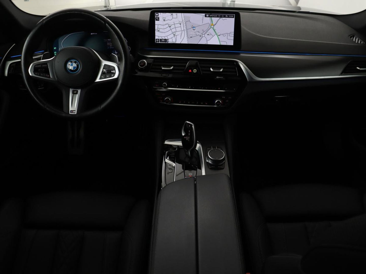 BMW 5 Serie 530e xDrive M Sport | Leder | Stoel & stuurverwarming | Sfeerverlichting | Adaptief LED | Carplay | Camera | Live cockpit | Navigatie